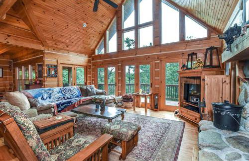 Stunning Mountain Cabin with Hot Tub and Game Room Near Asheville in Old Fort, NC - Foto 10