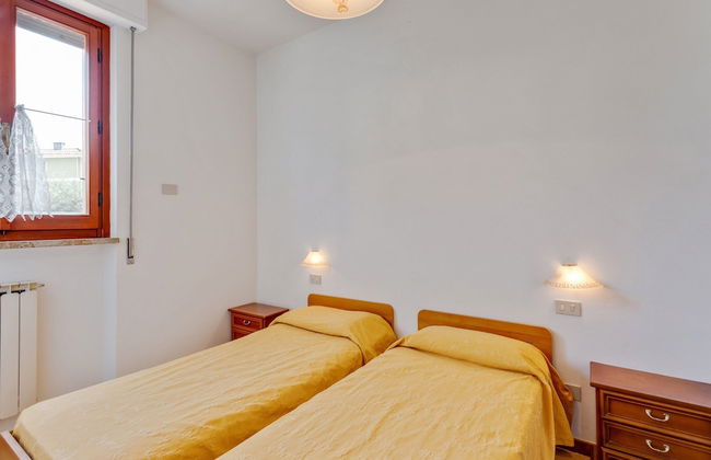 Spacious Lakefront Apartment - Photo 27