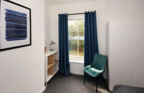 #33 Beautiful 2 bed apt Tamworth Private Parking - Photo 11