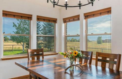 Family Fun Fireplace & Huge Deck - Photo 3