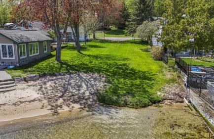 Beautiful Torch Lake House with Beach Access home - Foto 17