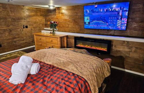 Private Cabin- Breakfast - Double Tub - 75in TV - SUP - Washer Dryer - BBQ - Photo 17