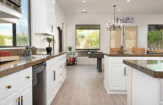 Luxury Resort Style Living w/ Pool & Jacuzzi - Foto 15