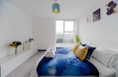 Step Free 2 Bed 2 bath Oasis FlatIClose to David Lloyd Gym with Fully Equipped Kitchen& Parking in DartfordIMins from station and 45 mins into Central London - Photo 10