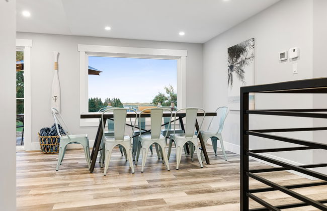 Cozy and Modern Oceanview Cottage With hot Tub - Photo 11