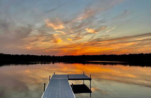 Impressive Dual Woods and Lake Homes That Sleep 32 - Foto 51