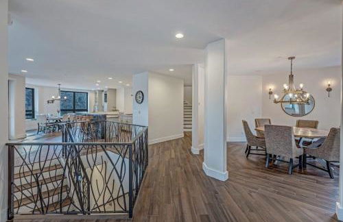 Cozy mountain home w riverfront patio - Foto 56