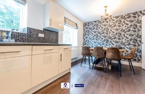 Last-Minute Escapes ! Summer Days l RTM Stay l 4 -Bed House By Finesse Stays Short Lets & Serviced Accommodation Wakefield With Parking, Contractors - Foto 16