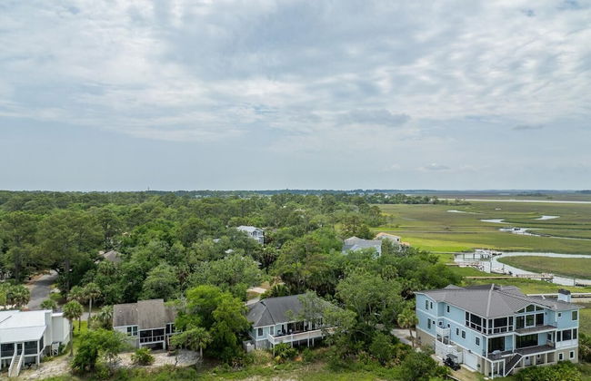 Stunning Marsh & Water Views in This Completely Renovated Three Bedroom Home - Foto 52