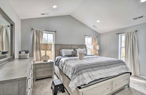 Bright Norfolk Home with Deck Less Than 3 Mi to Town! - Foto 13