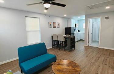 Lovely unit central location - Photo 9