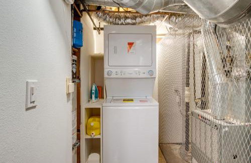 Ski and Hike Cozy Dtwn Reno Studio with Fireplace - Foto 24