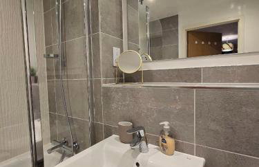 Contemporary 2-bedroom apartment with free gated parking, 2 bathrooms - for families, contractors, travellers for business and leisure - Photo 23