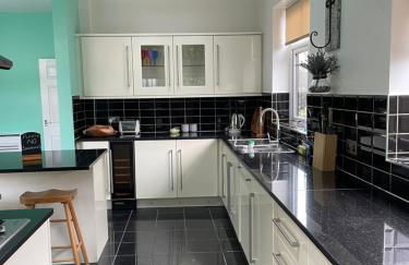 Spacious Family Home Minutes from the Beach - Foto 30