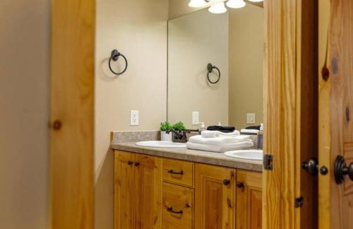 The Moccasin Lodge with Hot Tub and Fire Pit Escape - Foto 28