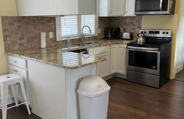 Getaway Country Cottage -Entire House w/ Fireplace - Foto 11