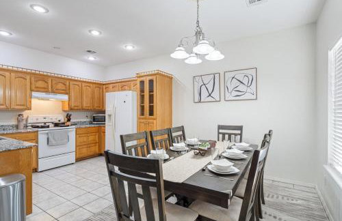 Spacious 6 bed Bentonville House, Sleeps 12, Smart TVs, Wi-Fi - Foto 7