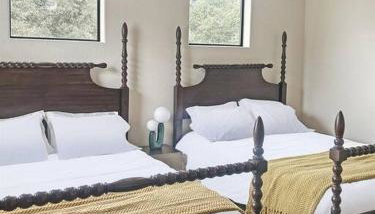 Stunning Spanish-Style Retreat with Pool Sleeps 28 - Foto 2