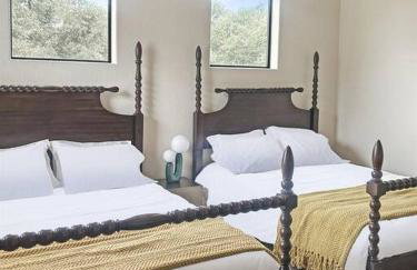 Stunning Spanish-Style Retreat with Pool Sleeps 28 - Foto 2