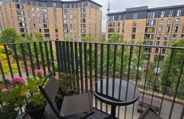 Contemporary 2-bedroom apartment with free gated parking, 2 bathrooms - for families, contractors, travellers for business and leisure - Photo 5