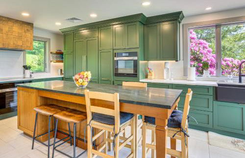 Walk to Bethel Woods Family Home with Deck and Views! - Foto 8