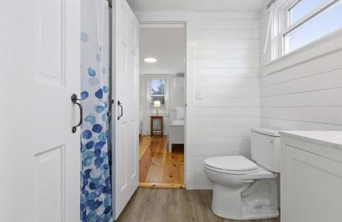 North Truro Beachfront Cottage with Cozy Backyard - Foto 16