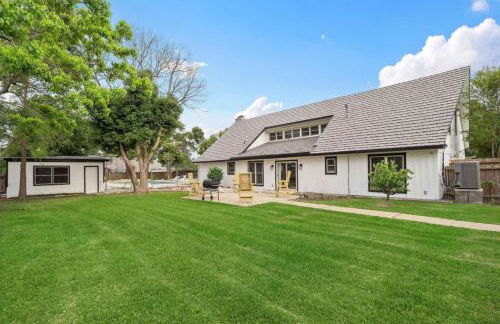 Sprawling estate with private pool and game room and guest house - Foto 48