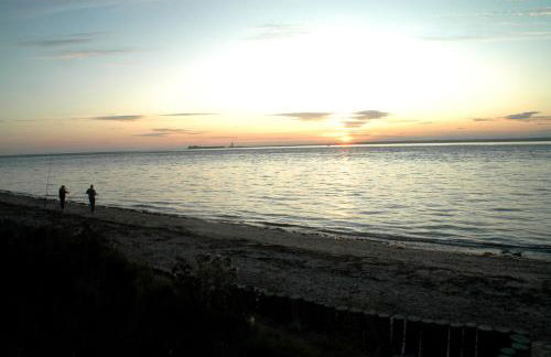 Fort Victoria Cottages - Sea View Cottage - Photo 26