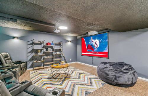 HotTub, Theater, Kings, & Firepit - NearWesley - Foto 9