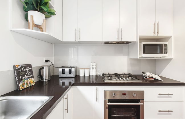 Balcony Retreat Apartment by Ready Set Host - Foto 8