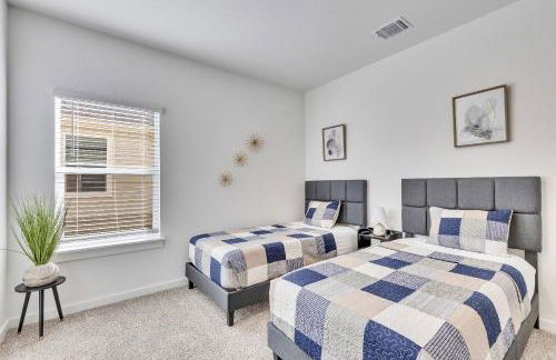 Stylish 4BR Family Home with Game Room and Backyard - Foto 40