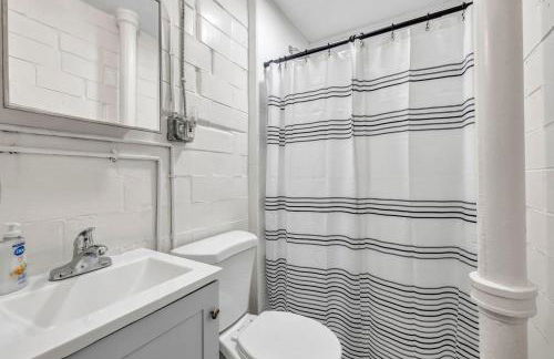 NEW Renovated Near CLE - King Bed, Metropark & Firepit - Foto 17