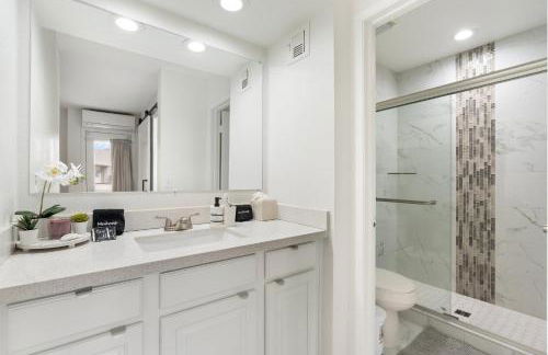 Mid-Century, Two-story with private Balconies & Pool view - Foto 26