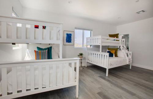 Luxury Townhome with Gated Parking and Private Balcony - Photo 14