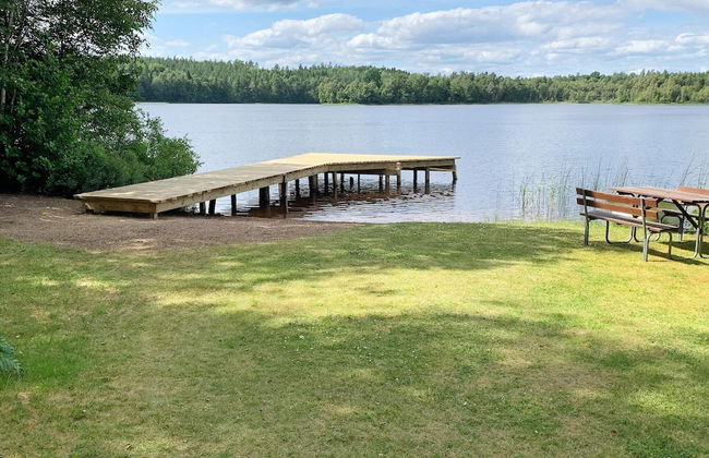 Bright Holiday House by the Lake - Photo 21