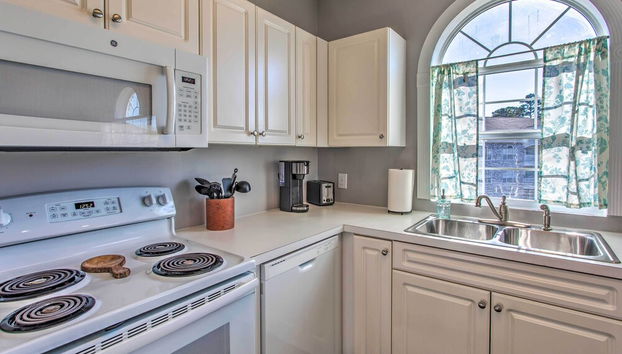 Condo w/ Pool & Golf Course View, < 2 Mi to Beach - Foto 5, Interior