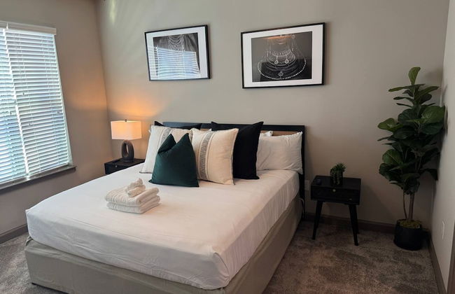 Ebony Ivory Midtown King Bed - Foto 2