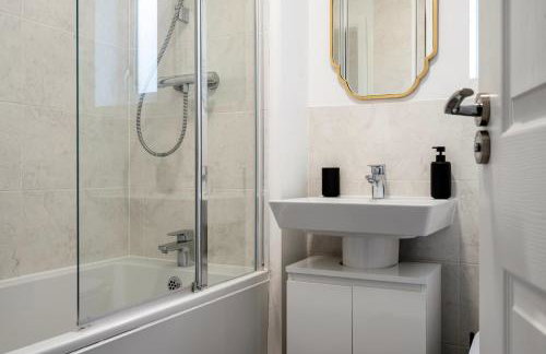 London 4-Bed in Coulsdon, 20 mins Gatwick, Parking - Foto 24