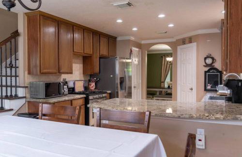 ~~ Big Family Home near 99 / i10 / kid friendly~~ - Foto 25