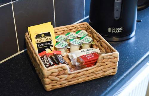 Air Maison - Family Home with Off-Road Parking - Photo 4