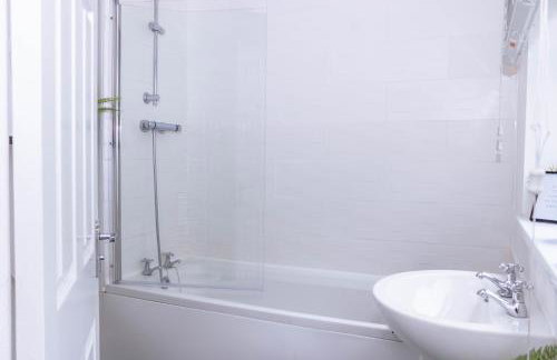 Templar House - Sleeps 6, Special Weekly Monthly Stay Rates, Central Location with FREE Parking, FREE WiFi, Perfect for ALTON TOWERS & M6 - Foto 25