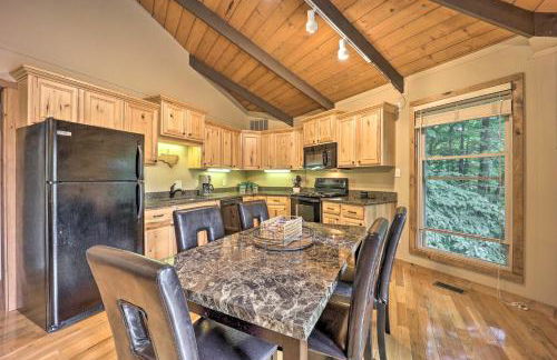 2 Mi to Skiing! Wooded Beech Mtn Retreat with Decks - Foto 41