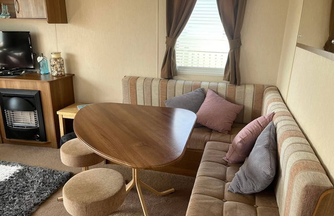 Super 3 Bedroom Pet Friendly Caravan With Decking - Photo 8