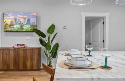 Mid-Century Modern Retreat by Coffee, Food + Shops - Foto 32