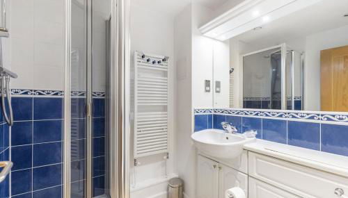 GuestReady - Relaxing Ensuite Room with Balcony - Foto 3