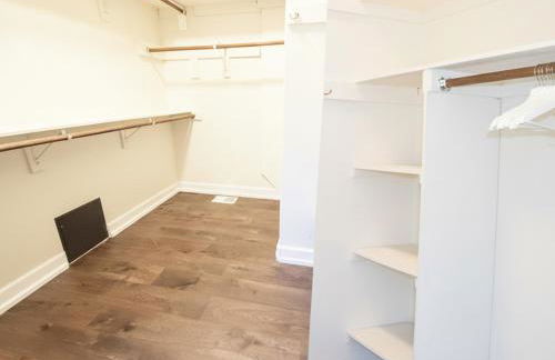 3BR Mountain Retreat with 2 Executive Suites & Scenic Views Sleeps 6 - Photo 13