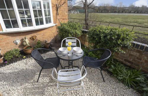 Riverside Cottage & Shepherd’s Hut with Hot Tub - Foto 34