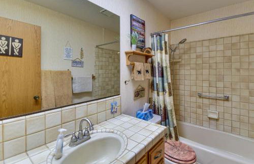 Deck and Wooded Views 5-Acre Auberry Retreat! - Foto 14