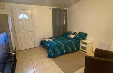 Apartment Sleeps 2 with On-Site Parking - Foto 18