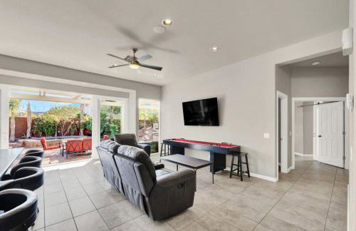 Lux 3BR Oasis Near Strip with Heated Pool and Jacuzzi - Photo 2